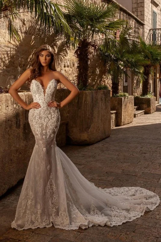 Trendy Long Sweetheart Strapless Mermaid Lace Wedding Dress with Applique